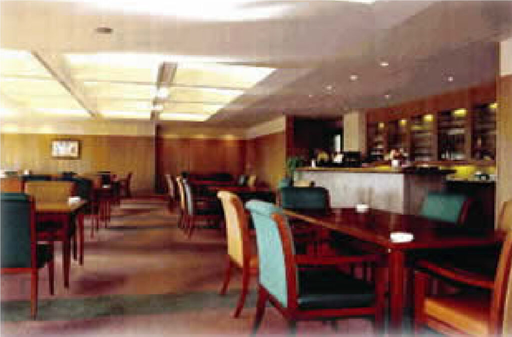 2階レストランからの絶景を楽しめるクラブハウス内のダイニングエリア