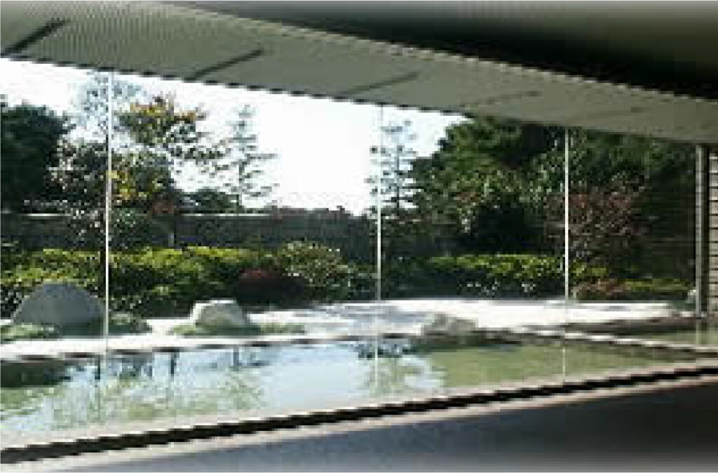 庭園を眺める石造り大浴場