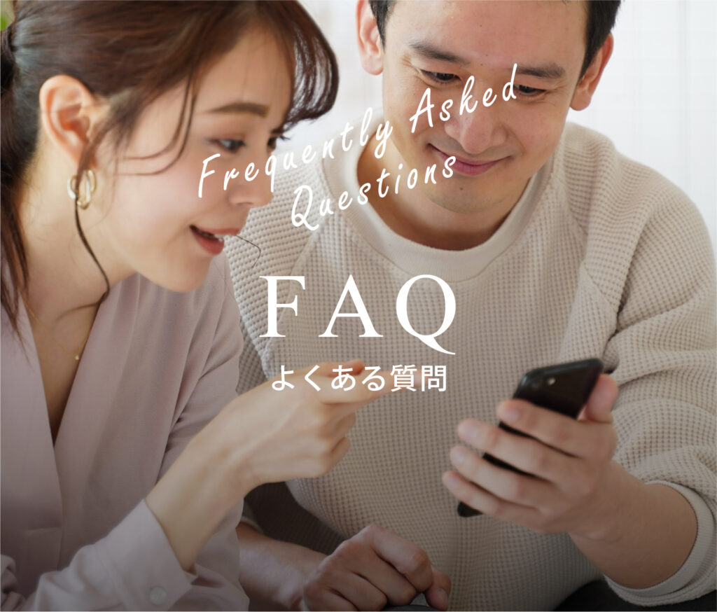 ゴルフ場利用に関する質問を確認する笑顔のカップル親切なカスタマーサポート