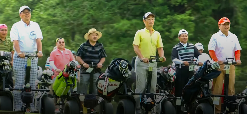 セグウェイゴルフを楽しむ6名のプレーヤーグループ新感覚ゴルフ体験の様子