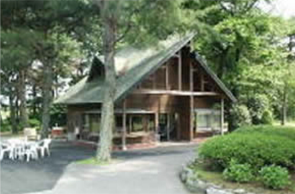 豊かな緑に囲まれたログハウス風の売店