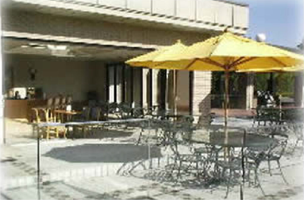 開放的なテラス席でゴルフコースの美しい景観を楽しむ屋外スペース